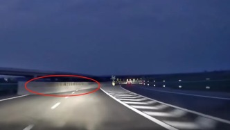 河北一高速引流线导向隔离墙致汽车险撞上，当地交警：正在整改
