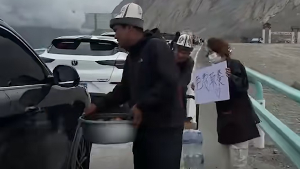 我们都是一家人！新疆一道路因泥石流致车辆滞留，牧民们自发为被困群众送饭