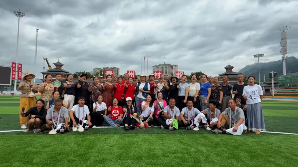 榕江“村超”新草坪鋪設(shè)完成，感恩回歸賽即將開賽