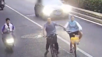 外卖哥帮女孩斥退恶意别车男子：自家孩子患病，婉拒市民捐款