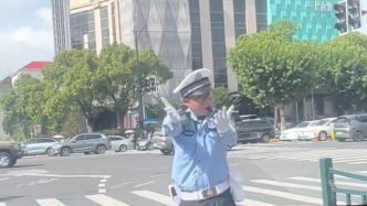 他一定很热爱工作！上海街头的这位交警，以“幼教式”指挥萌翻全网