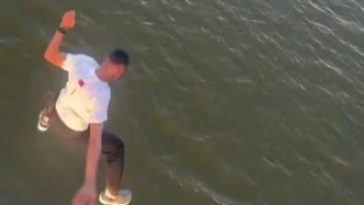 發(fā)現(xiàn)有人溺水，陌生小伙飛身從橋上跳下施救