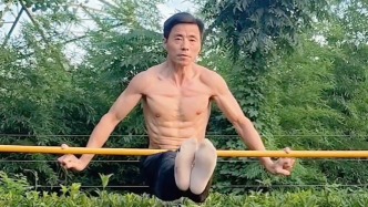 50歲賣海鮮大叔展示“一指禪”吊單杠：健身6年，會(huì)一直堅(jiān)持