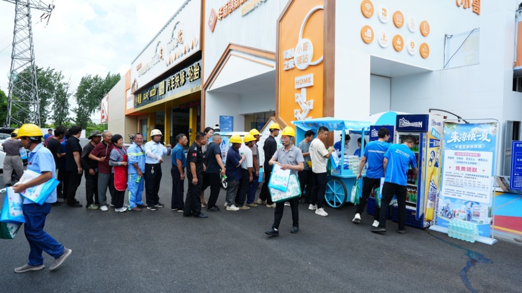 熱浪襲人，關(guān)懷沁心！他們?cè)诎俪窃O(shè)立“清涼驛站”，為戶外工作者撐“綠蔭”