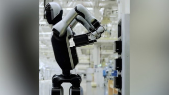 全球首创！国产人形机器人能给自己换电池