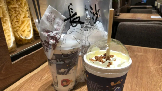 昔日奶茶排隊(duì)王，年輕人不想陪它演戲了