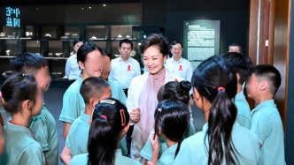 彭麗媛出席2025年“愛(ài)在陽(yáng)光下”夏令營(yíng)開(kāi)營(yíng)式