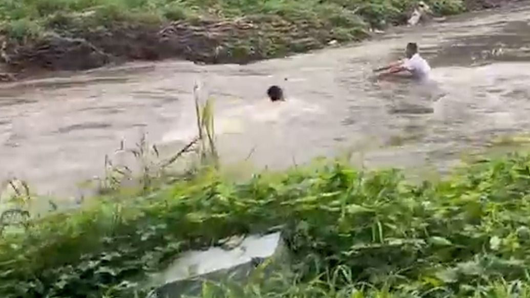 男孩騎車過橋被湍流沖走，釣友與鄰居跳水施救