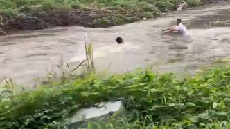 男孩騎車過橋被湍流沖走，釣友與鄰居跳水施救