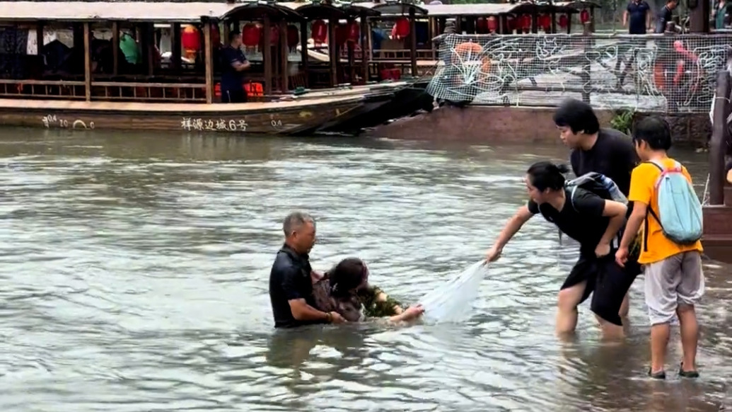 湘西鳳凰古城一游客落水，大爺縱身入水將其救上岸