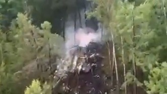 現(xiàn)場｜俄羅斯載49人客機墜毀，殘骸燃燒或無人生還