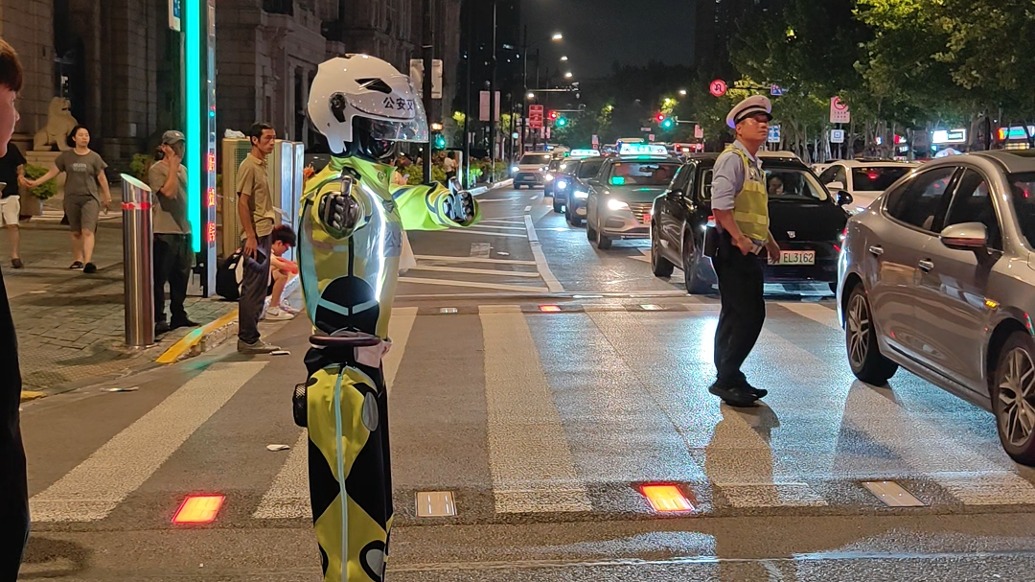 機器人“交警”亮相外灘?上海警方:還在訓練未正式使用?