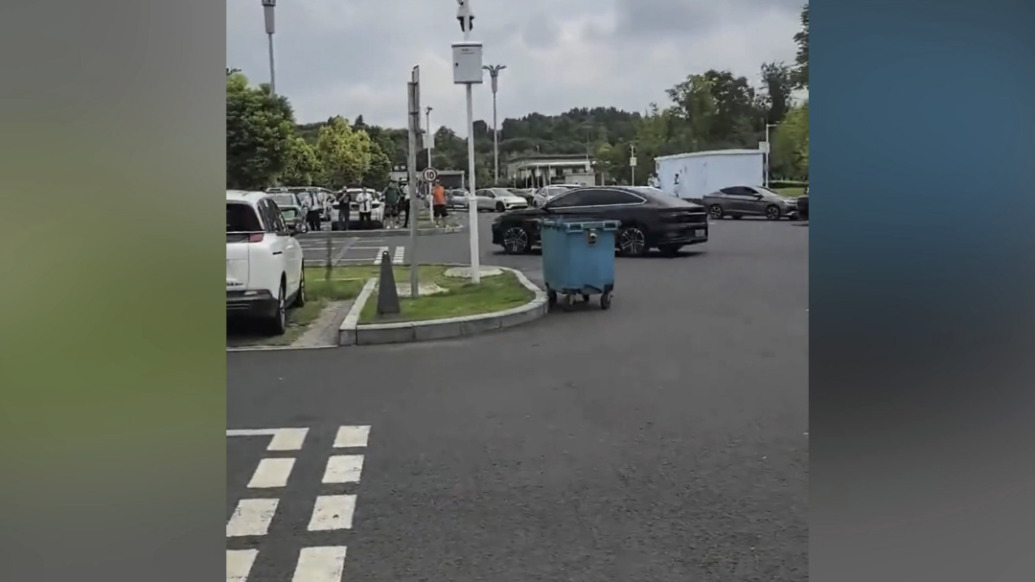 成都天府机场有车辆失控？警方通报：司机联系不上客人致情绪急躁，驾车在停车场内绕行