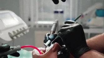 满口牙齿拔完口腔诊所却跑路了！医疗中断隐患重重，法治日报调查