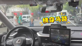 L4級(jí)全無人駕駛乘坐體驗(yàn)怎么樣？遇到行人橫穿馬路反應(yīng)如何？