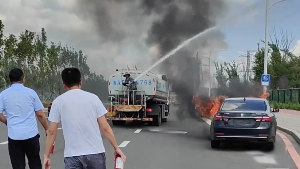 長春街頭現“神配合”：男子路遇轎車起火果斷呼救，灑水車大爺秒懂合力撲滅