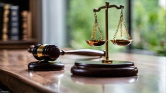 40歲“啃老”男子酒后將菜刀扔出窗外砸中車(chē)輛，因高空拋物被公訴