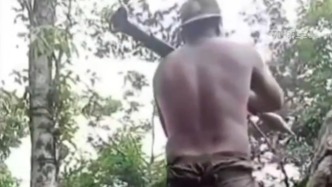 泰柬沖突現(xiàn)場(chǎng)畫面曝光！柬埔寨士兵赤身光腳，手持RPG開火