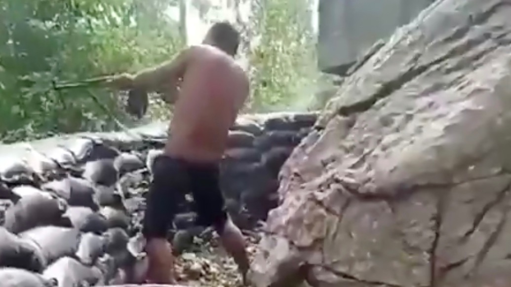 泰柬邊境交火現(xiàn)場(chǎng):柬埔寨士兵光膀掃射