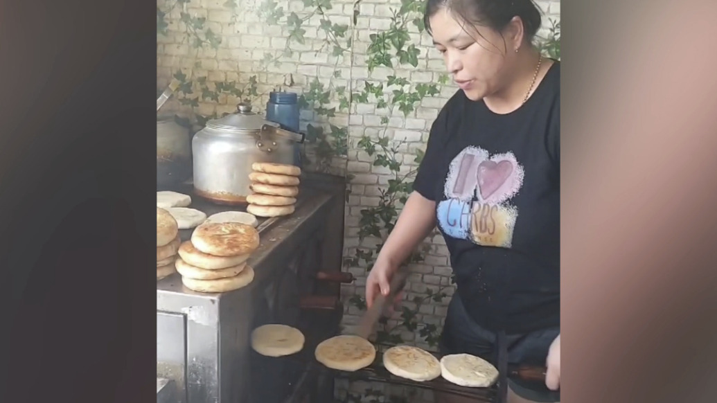 “搭把手!”女子手工做200个火烧驰援受灾地区