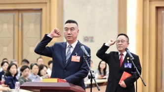 上海虹口區(qū)新當(dāng)選兩名干部，分別是區(qū)人大常委會(huì)副主任、區(qū)法院院長(zhǎng)