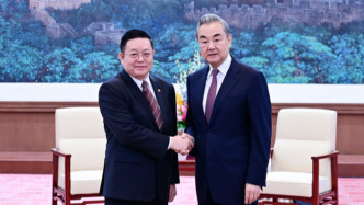 王毅會見東盟秘書長高金洪：近日柬泰邊境沖突令人痛心和擔(dān)憂