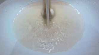 溫州永嘉一小區(qū)業(yè)主指自來水發(fā)黃發(fā)臭，物業(yè)：老管爆裂后進(jìn)了雨水水源，已處理