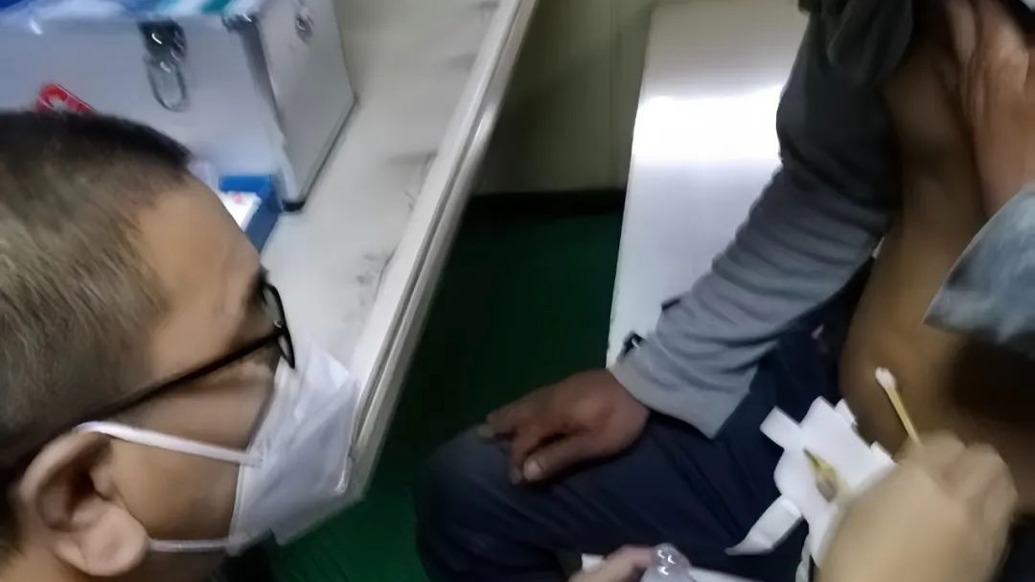 大西洋上的生命橋！外籍船員突發(fā)腹痛，兩艘舟山漁船接力救援