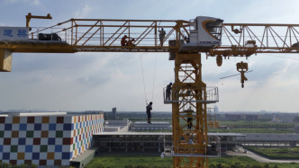 武漢塔吊司機(jī)42米高空作業(yè)中暑昏迷，消防員沿塔吊樓梯攀爬營救