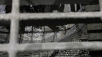 再探東北大學(xué)學(xué)生遇難選礦廠：狹窄的參觀通道與脫落的格柵板