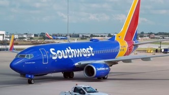 美国一架客机起飞后紧急下降，致两名空乘人员受伤