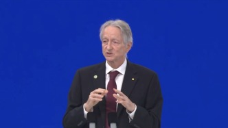 辛頓：AI就像人類養(yǎng)了一只虎崽，當下溫順未來或成失控猛獸