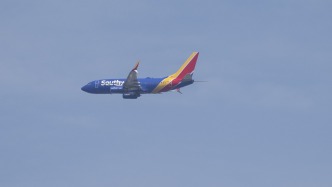 美国一客机又险些撞上战机，起飞后急剧下降约145米