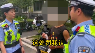 男子侧身单手骑无牌电动自行车，武汉交警：已找到当事人，对其批评教育并处罚
