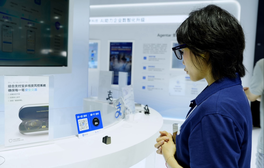 AI眼镜支付、超大图片拼接，世界人工智能大会还有哪些新体验？