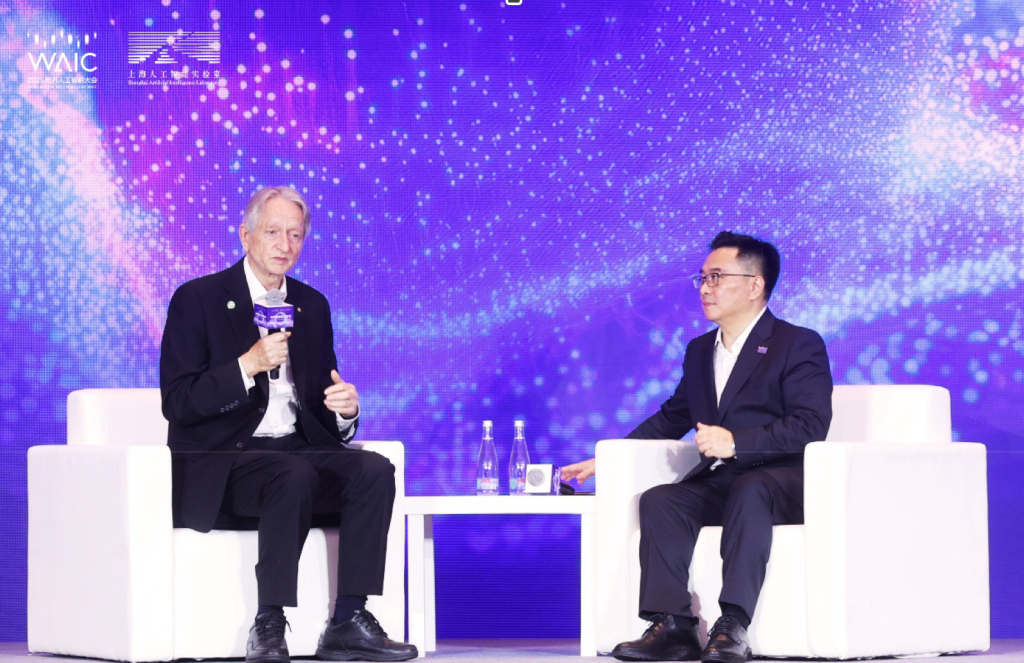 辛顿、周伯文对话实录：涉及大模型、如何训练善良的超级智能以及给年轻科学家的建议