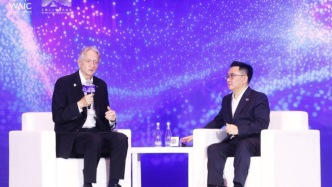 辛頓、周伯文對話實錄：涉及大模型、如何訓練善良的超級智能以及給年輕科學家的建議