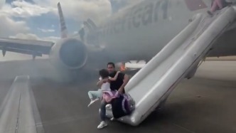 美國航空客機(jī)起飛前發(fā)生故障起火，漫天濃煙中173名乘客緊急逃生