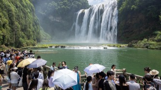 避暑旅行迎高峰：熱門城市景區(qū)游客量趨于飽和停止售票，“窩囊漂流”一天賣出門票近40萬元