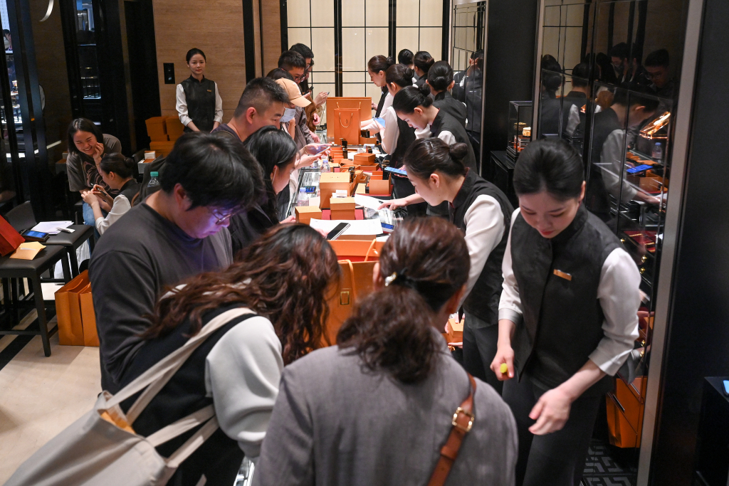 老铺黄金上半年经调整净利预增近三倍，在单个商场平均收入近5亿元