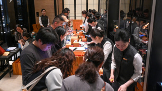 老铺黄金上半年经调整净利预增近三倍，在单个商场平均收入近5亿元