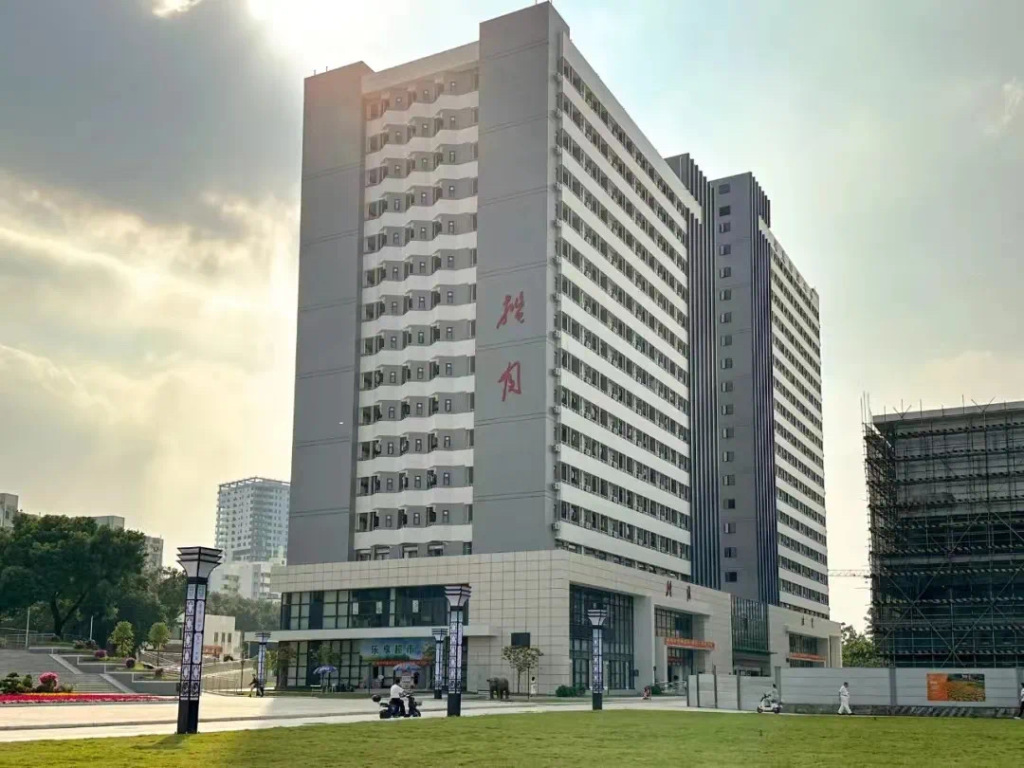 广东一高校硕士新生称宿舍安排与招生宣传不符，校方回应
