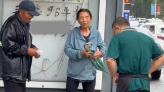 “能帮的都帮一把！”老人雨天守菜摊浑身湿透，女生“牵线”饭店老板包圆