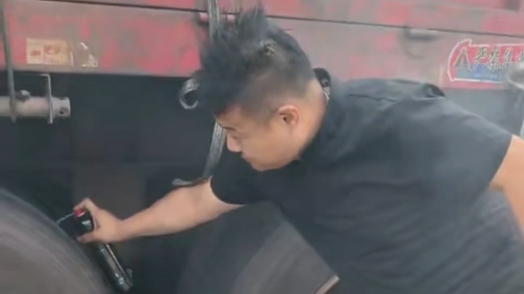 發(fā)現(xiàn)貨車輪胎起火，兩名過路男子“吼”停幫撲救