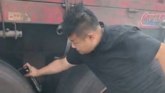 發(fā)現(xiàn)貨車輪胎起火，兩名過路男子“吼”停幫撲救