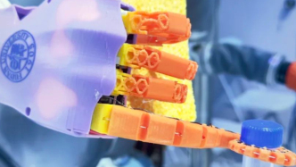 一款千元級“靈巧手”亮相：拇指到無名指仿人手，小指像章魚觸手