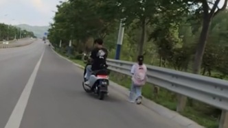 “我們都不放心！”男子騎車路遇小女孩獨自回家，與路人小伙默契守護放學路