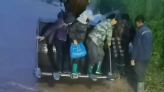 承德暴雨河道漲水有村民被困，挖機(jī)師傅用鏟斗安全轉(zhuǎn)移