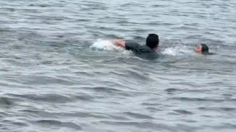 女生洱海邊拍照落水，陌生男子未來得及脫衣便沖下水救人