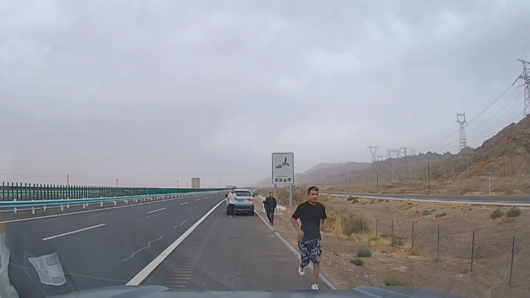 “去救人！”夫婦在高速遇前車翻車，妻子冷靜指揮丈夫施救